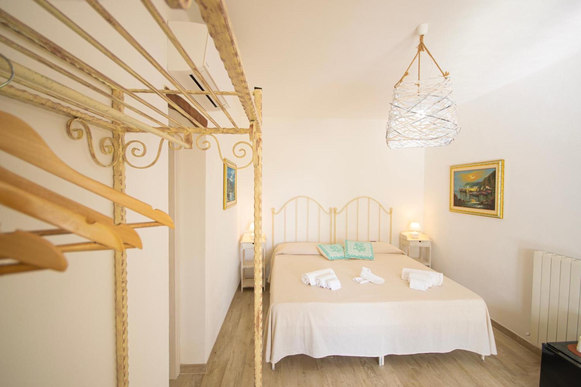 Albergo rurale Essenza di Mirto La Caletta Camera foto